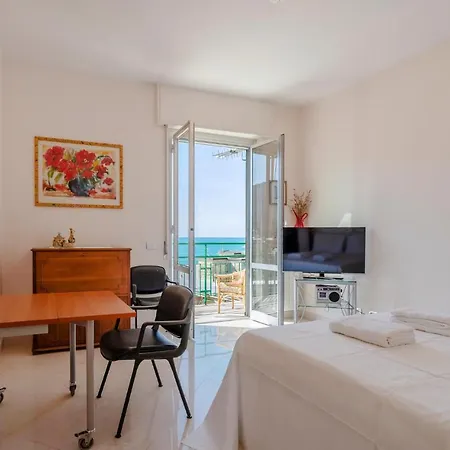 Amazing In With 2 Bedrooms * Леванто