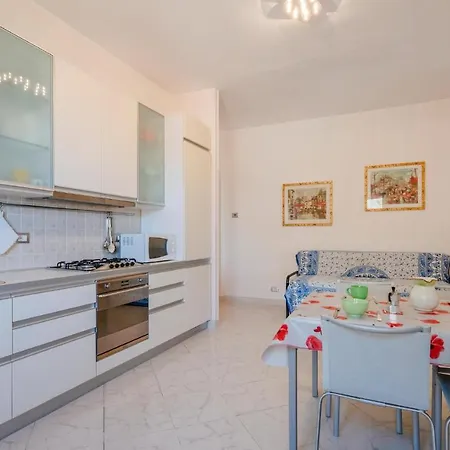 Amazing In With 2 Bedrooms Леванто