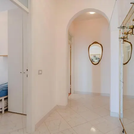 Amazing In With 2 Bedrooms Леванто