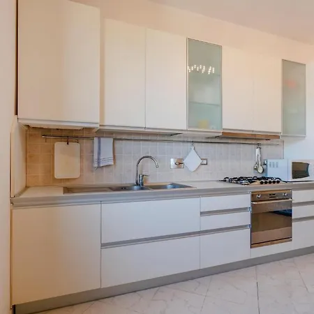 Amazing In With 2 Bedrooms Леванто