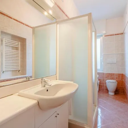 Amazing In With 2 Bedrooms Леванто