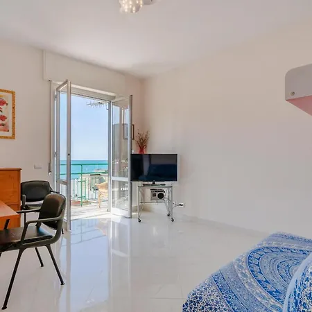 Amazing In With 2 Bedrooms Apartment Levanto